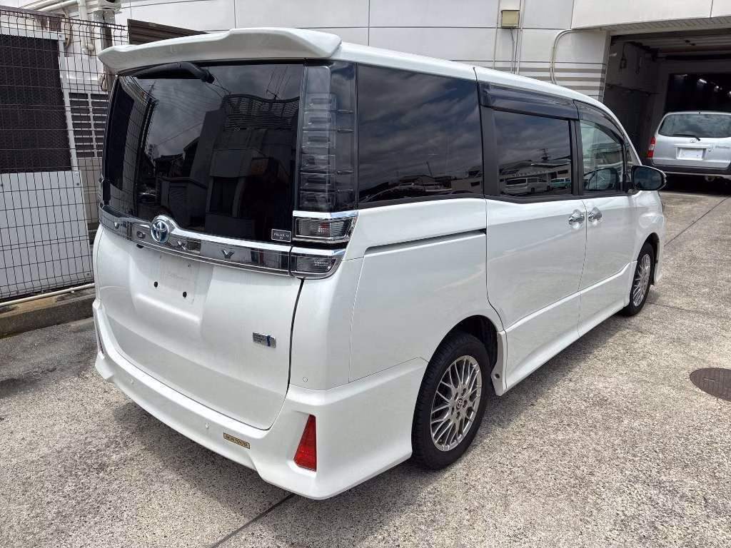 TOYOTA VOXY