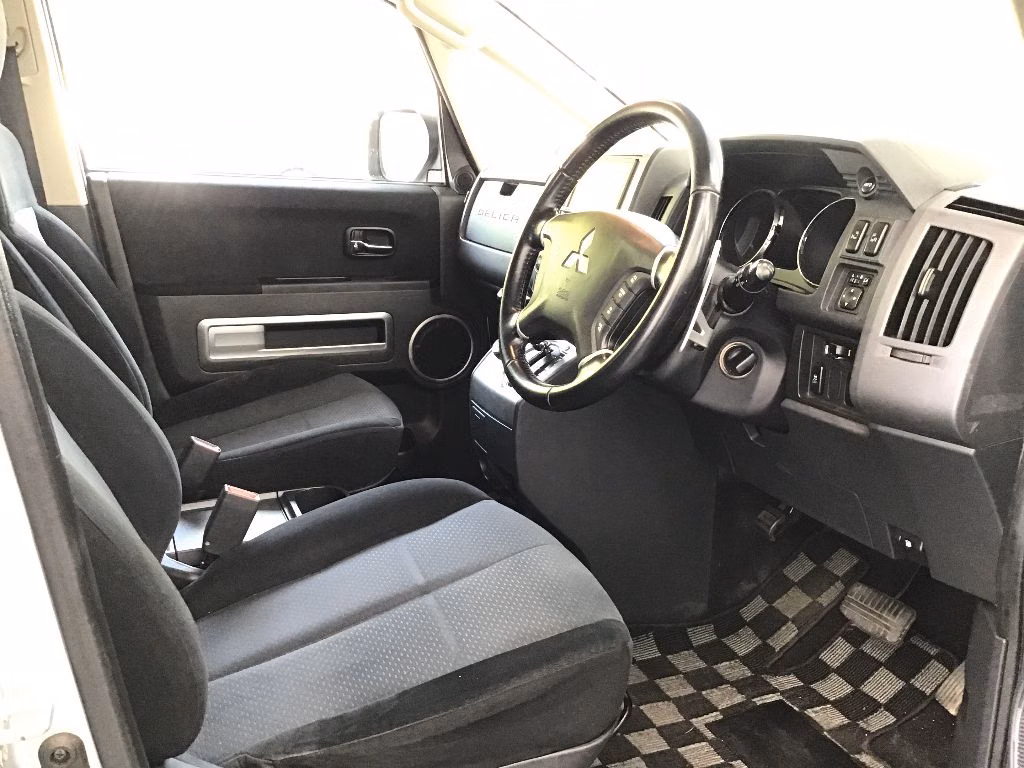 MITSUBISHI DELICA D:5
