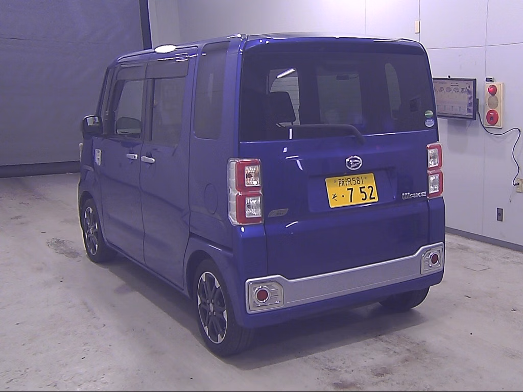 DAIHATSU WAKE
