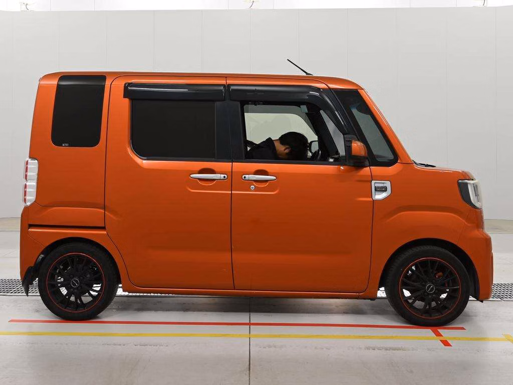 DAIHATSU WAKE