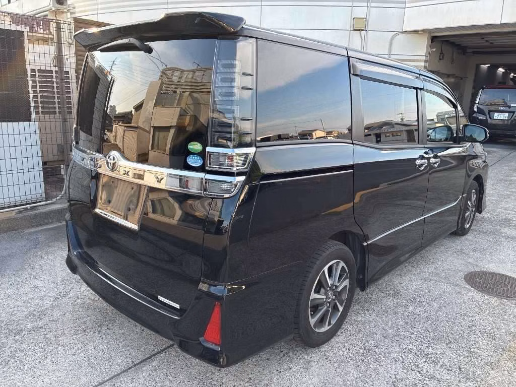 TOYOTA VOXY