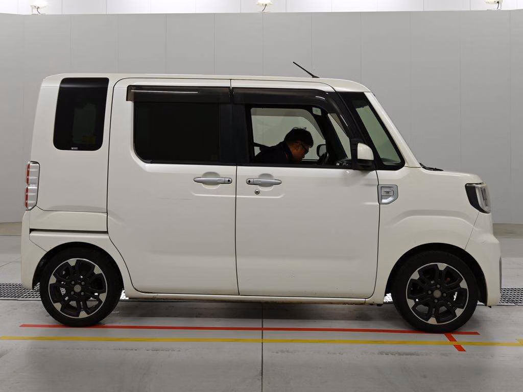 DAIHATSU WAKE
