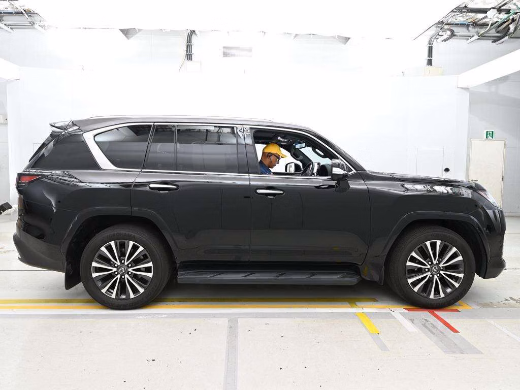 LEXUS LX600