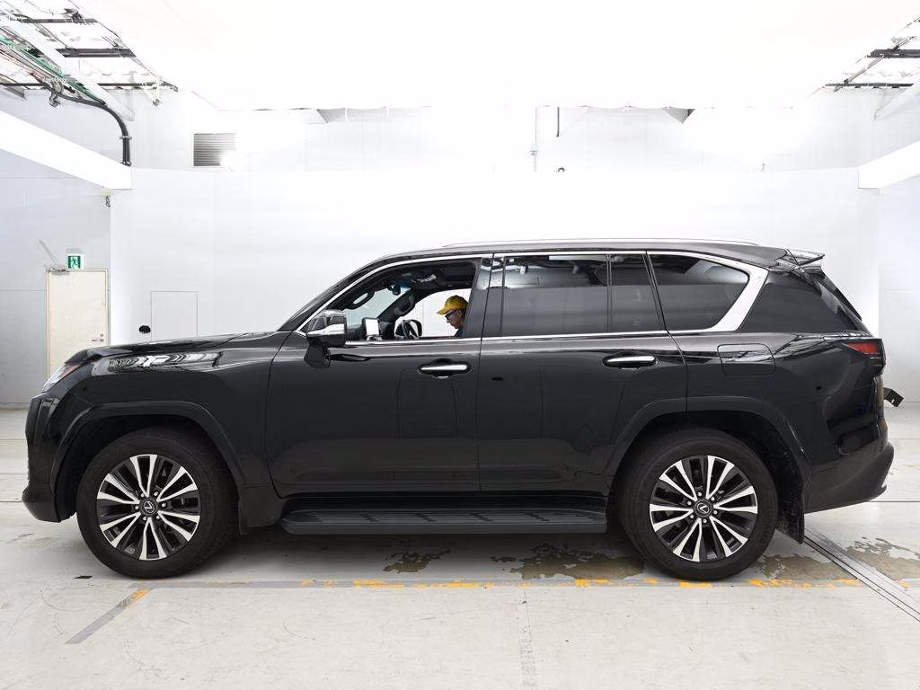 LEXUS LX600