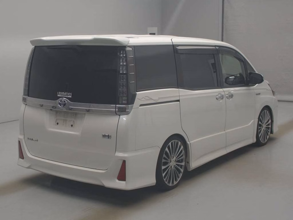 TOYOTA VOXY