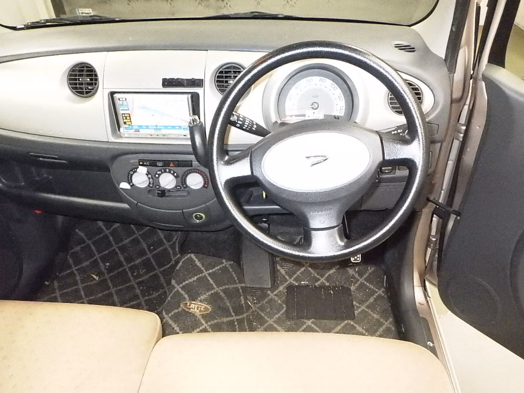 DAIHATSU MOVE LATTE