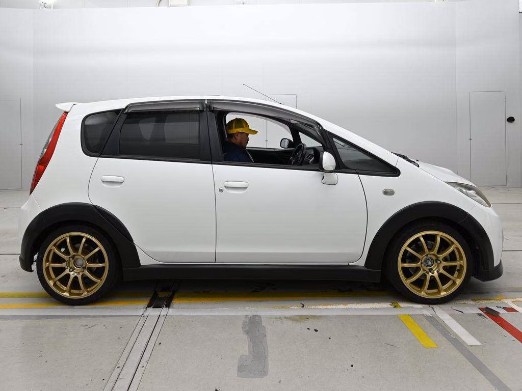 MITSUBISHI COLT