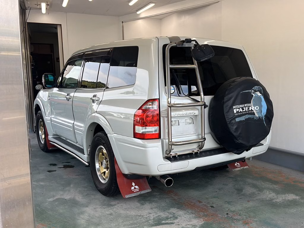 MITSUBISHI PAJERO