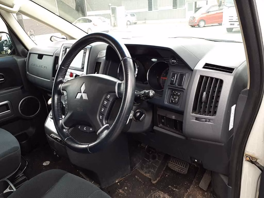 MITSUBISHI DELICA D:5