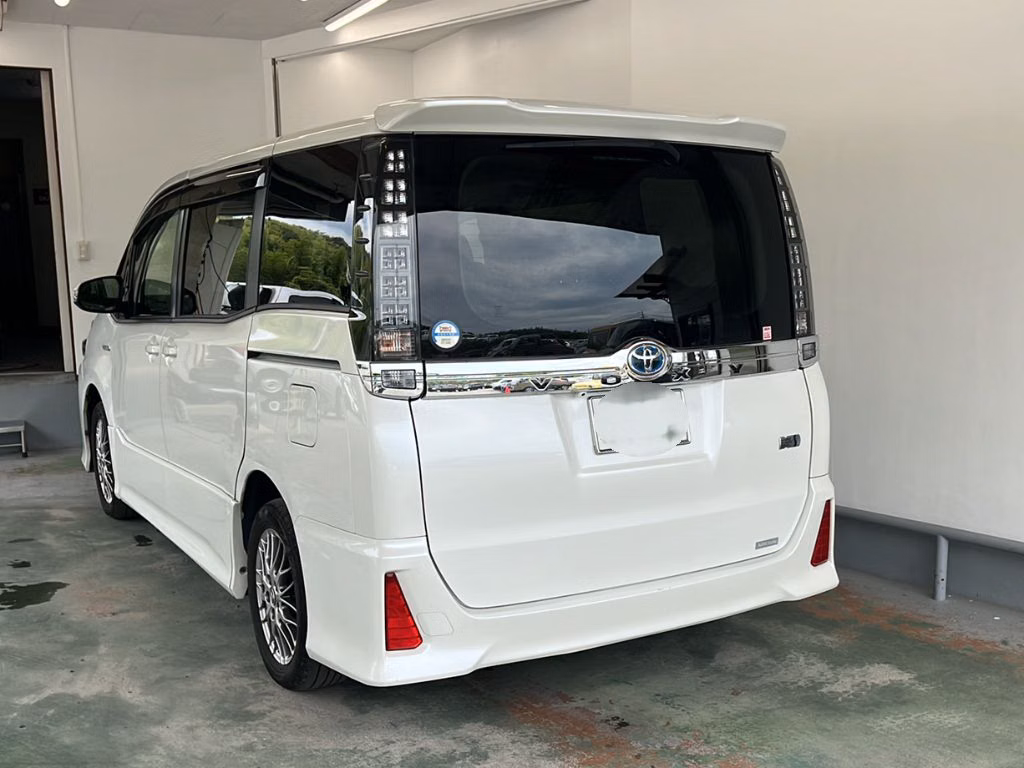 TOYOTA VOXY