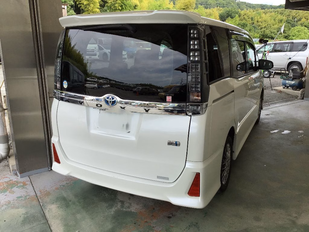 TOYOTA VOXY