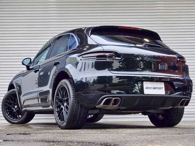 PORSCHE MACAN