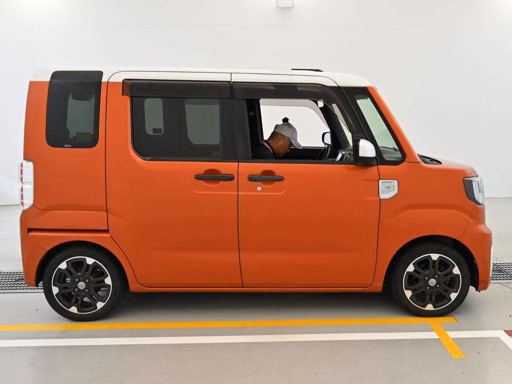 TOYOTA PIXIS MEGA