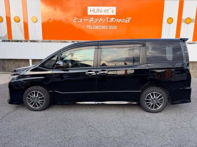 TOYOTA VOXY