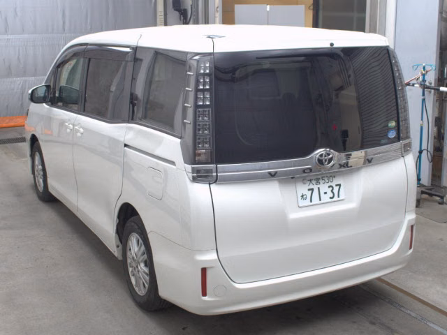 TOYOTA VOXY