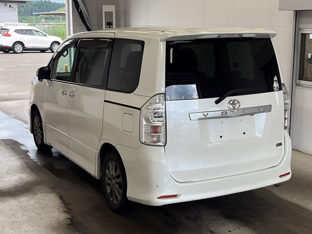 TOYOTA VOXY