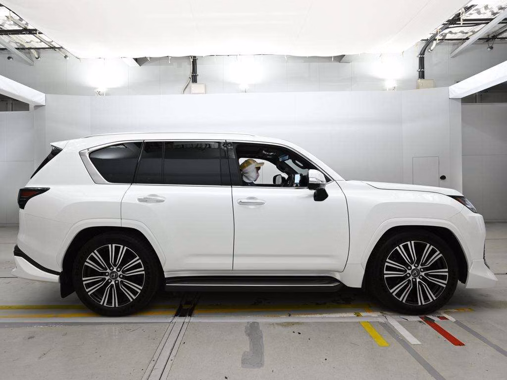 LEXUS LX600