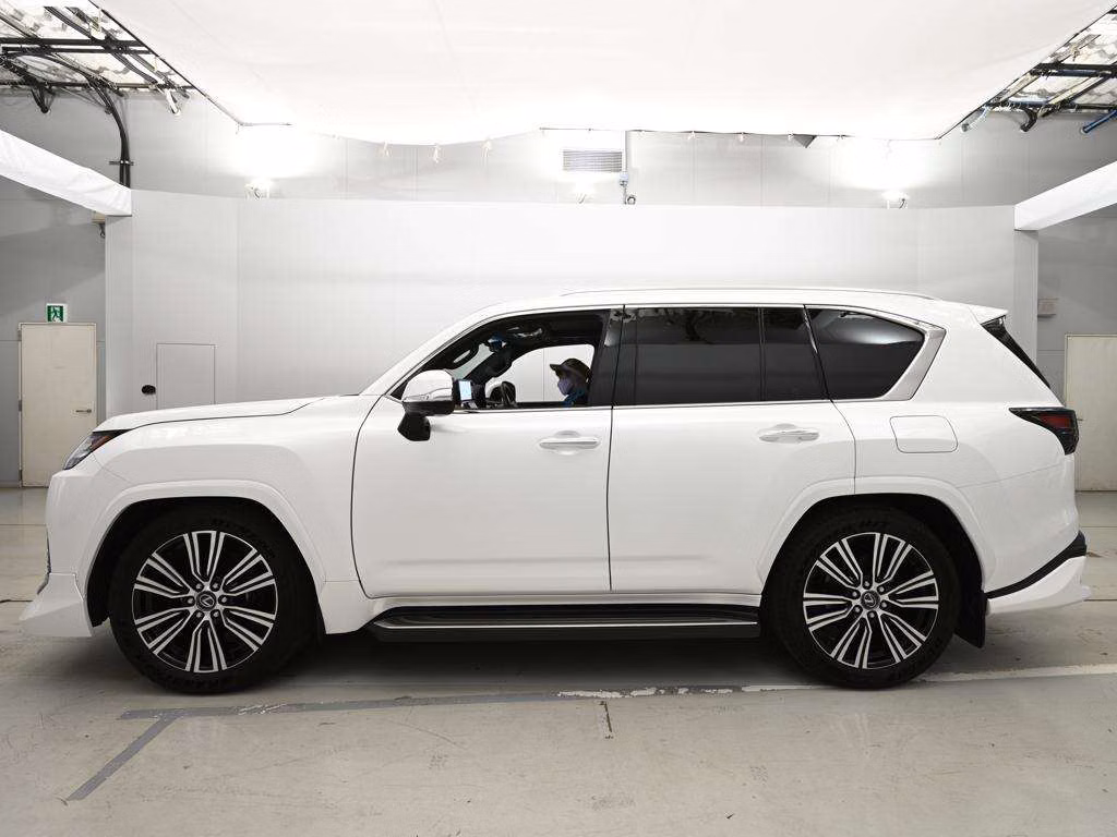LEXUS LX600