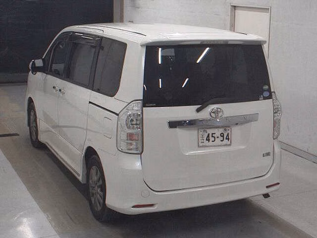 TOYOTA VOXY