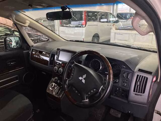 MITSUBISHI DELICA D:5