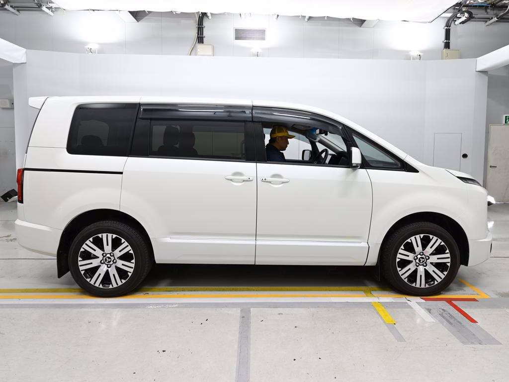 MITSUBISHI DELICA D:5