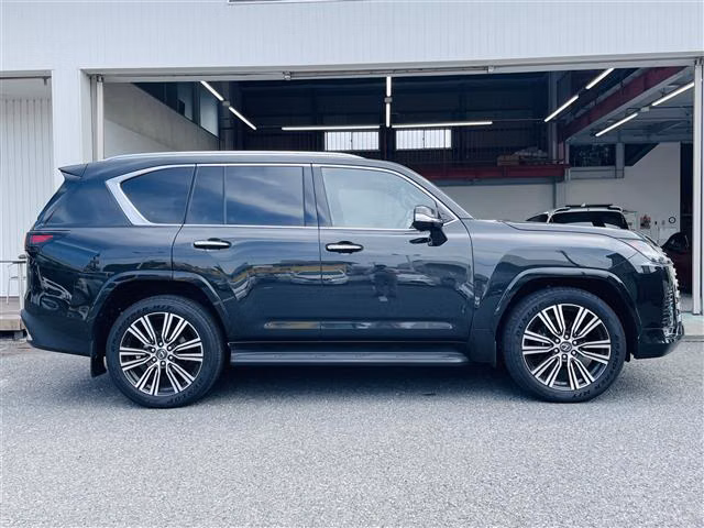 LEXUS LX600