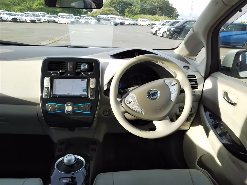 NISSAN LEAF