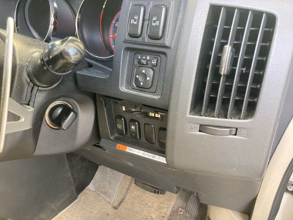 MITSUBISHI DELICA D:5
