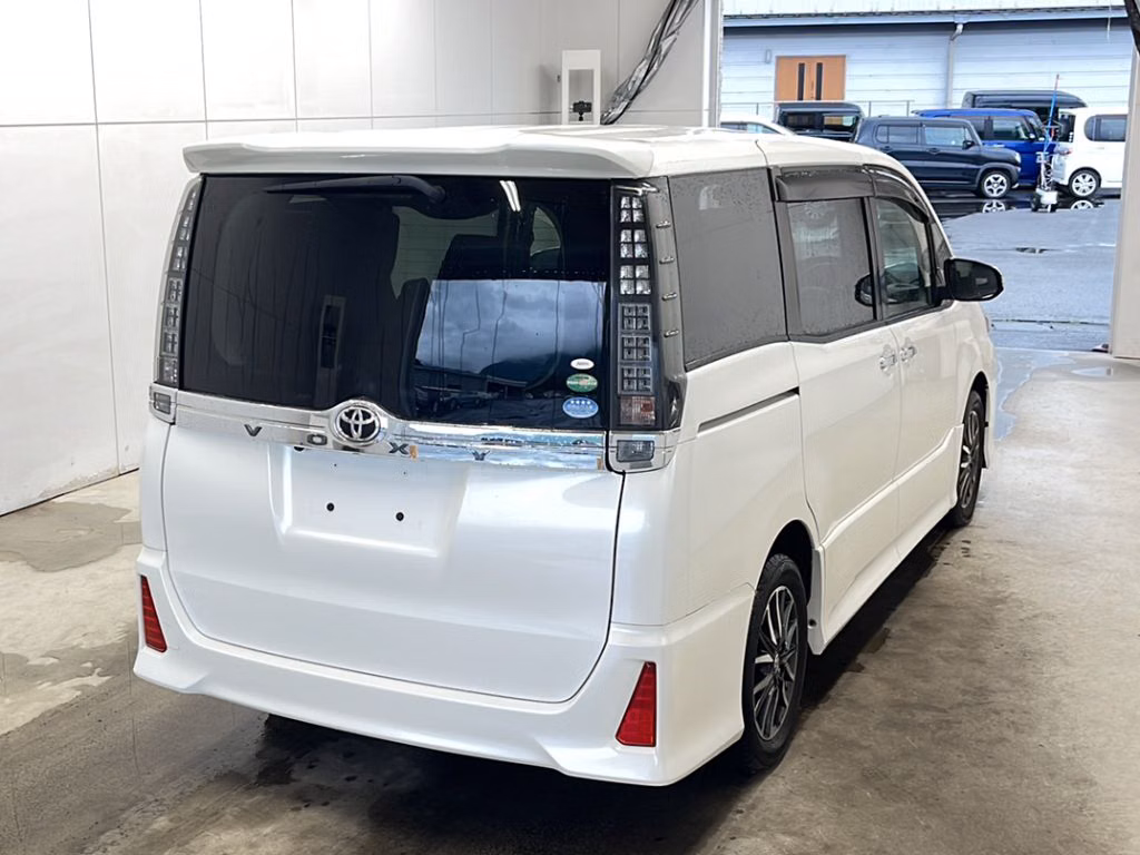TOYOTA VOXY