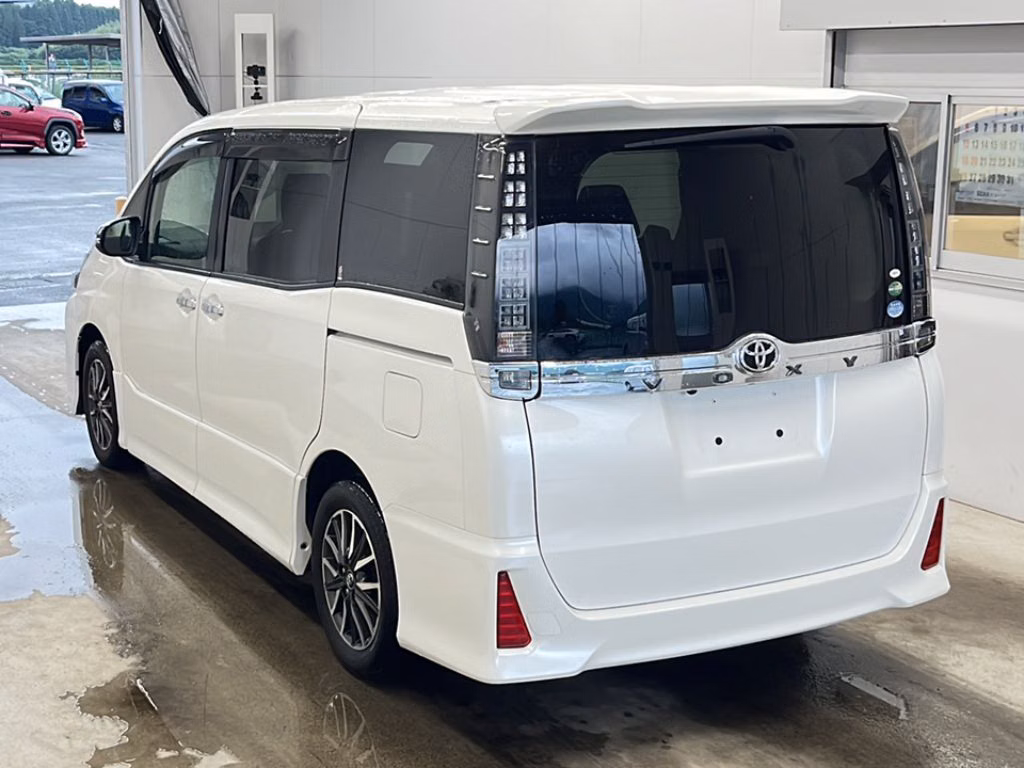 TOYOTA VOXY