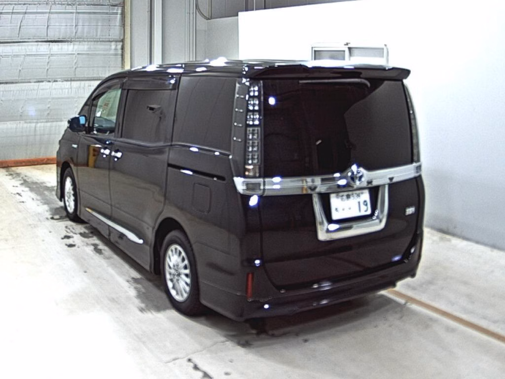 TOYOTA VOXY