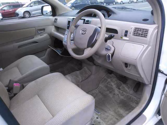 TOYOTA RAUM