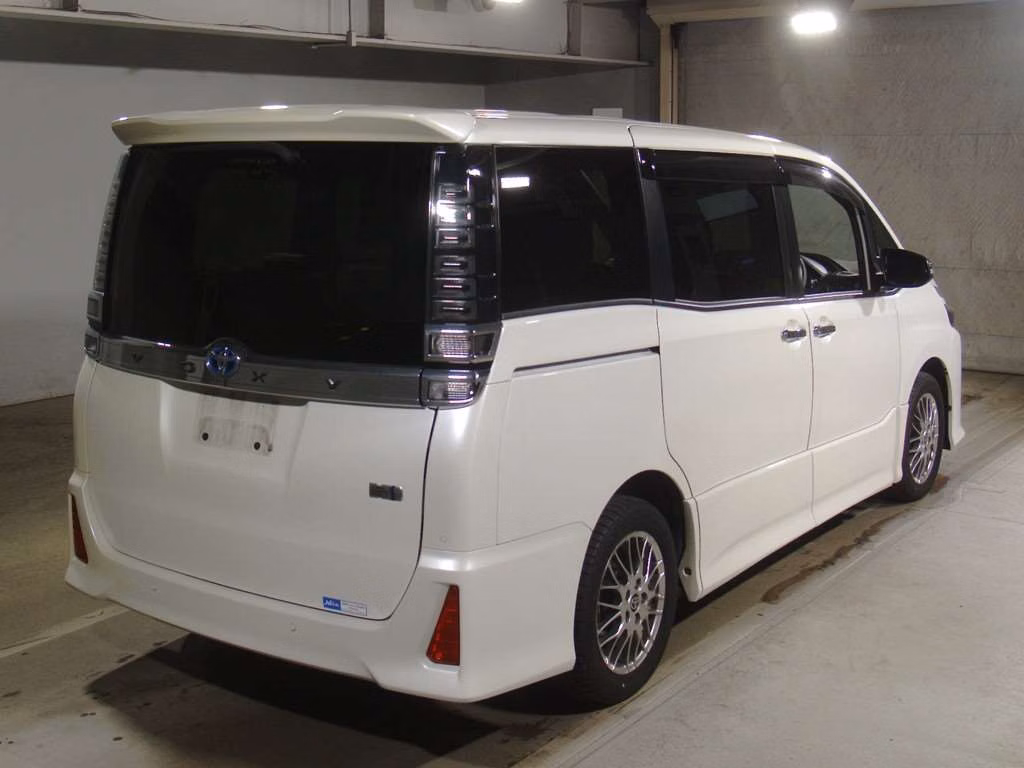 TOYOTA VOXY