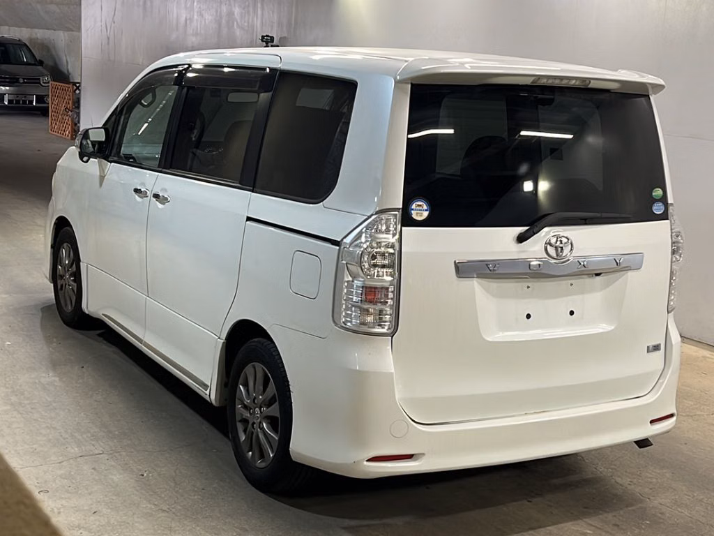 TOYOTA VOXY