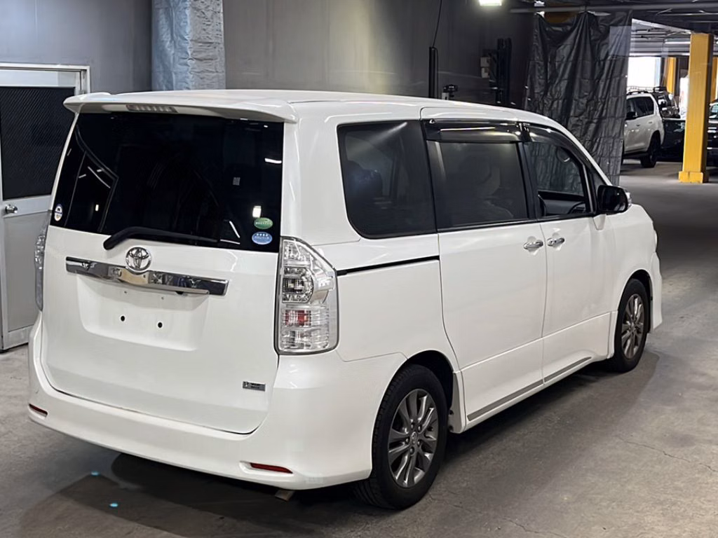 TOYOTA VOXY