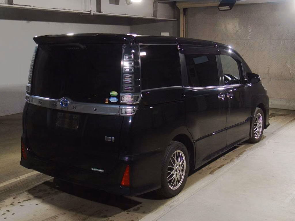 TOYOTA VOXY