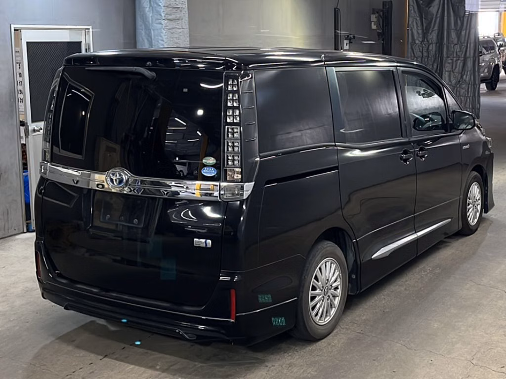 TOYOTA VOXY