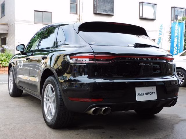 PORSCHE MACAN