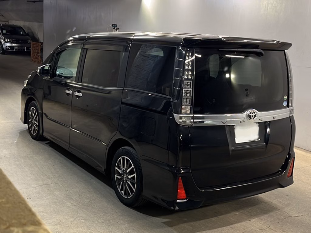 TOYOTA VOXY