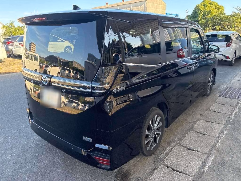 TOYOTA VOXY