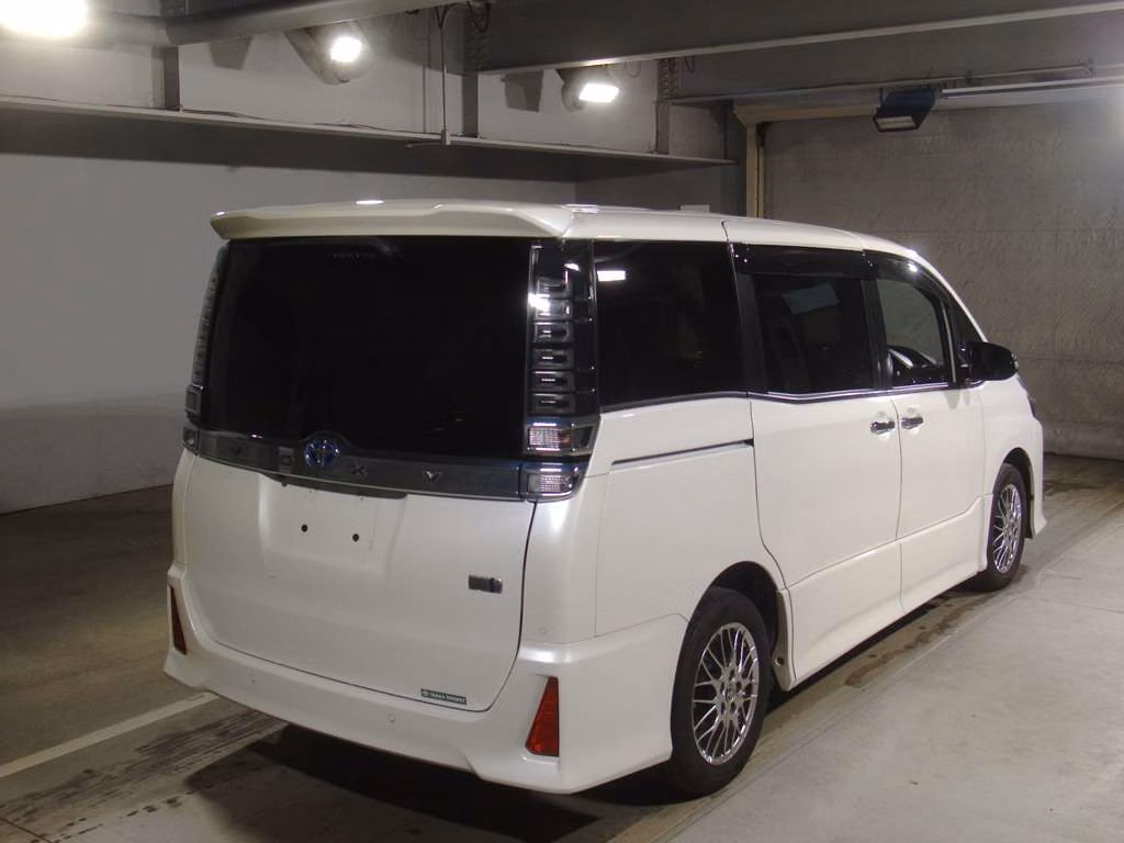 TOYOTA VOXY
