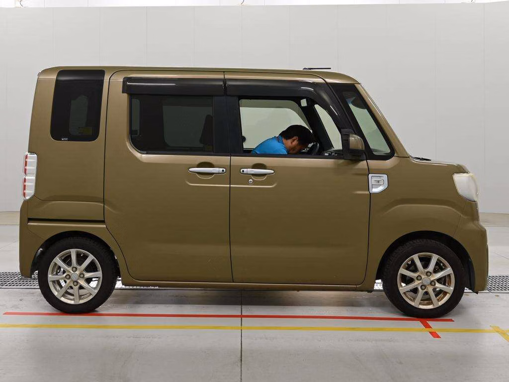 DAIHATSU WAKE