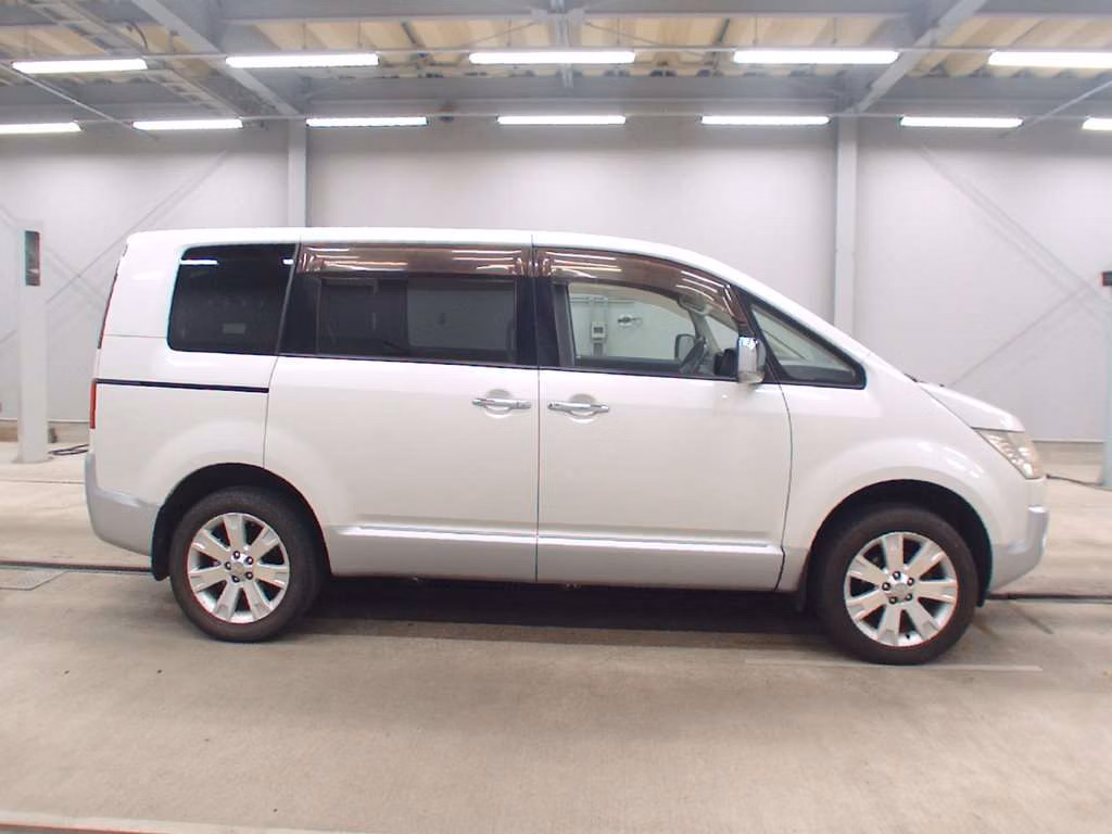 MITSUBISHI DELICA D:5