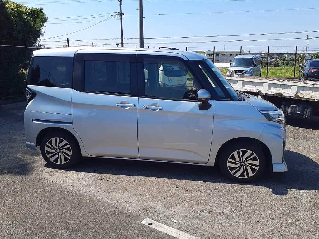 TOYOTA ROOMY