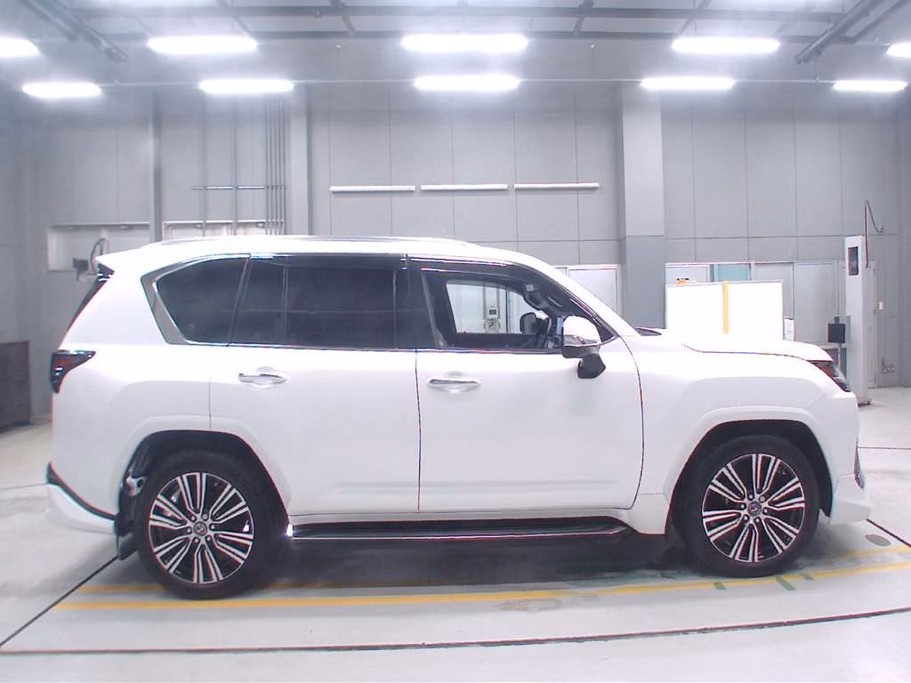 LEXUS LX600