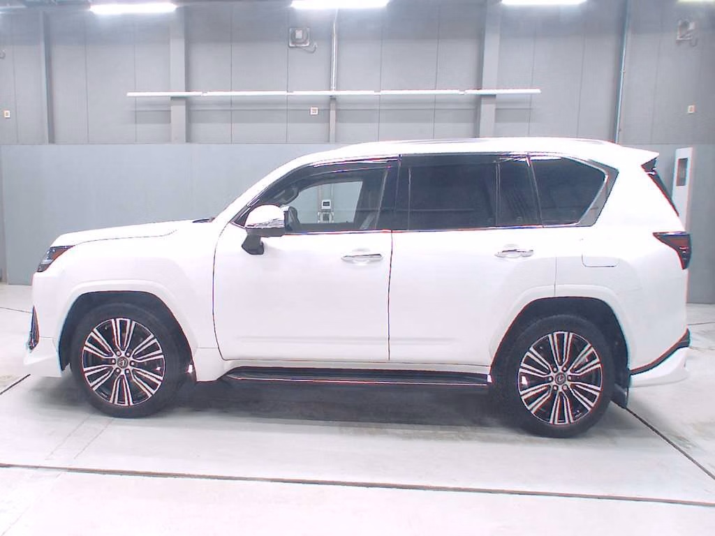 LEXUS LX600