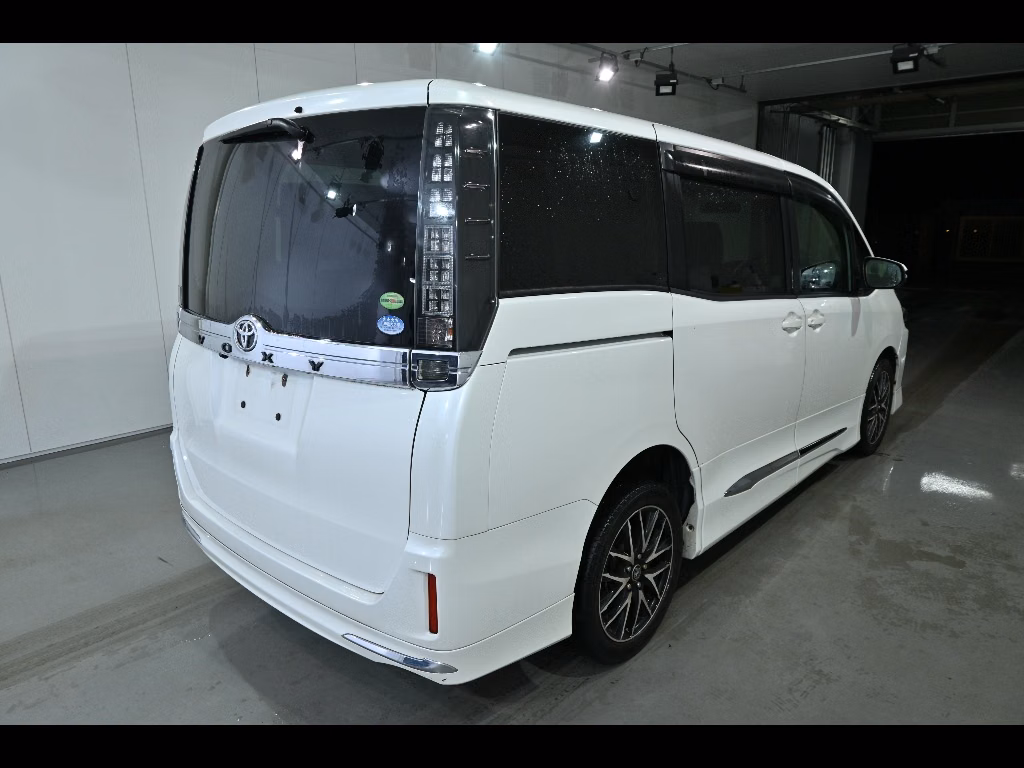 TOYOTA VOXY