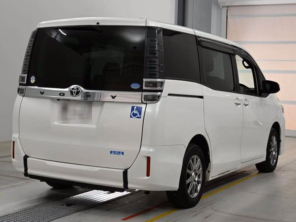 TOYOTA VOXY