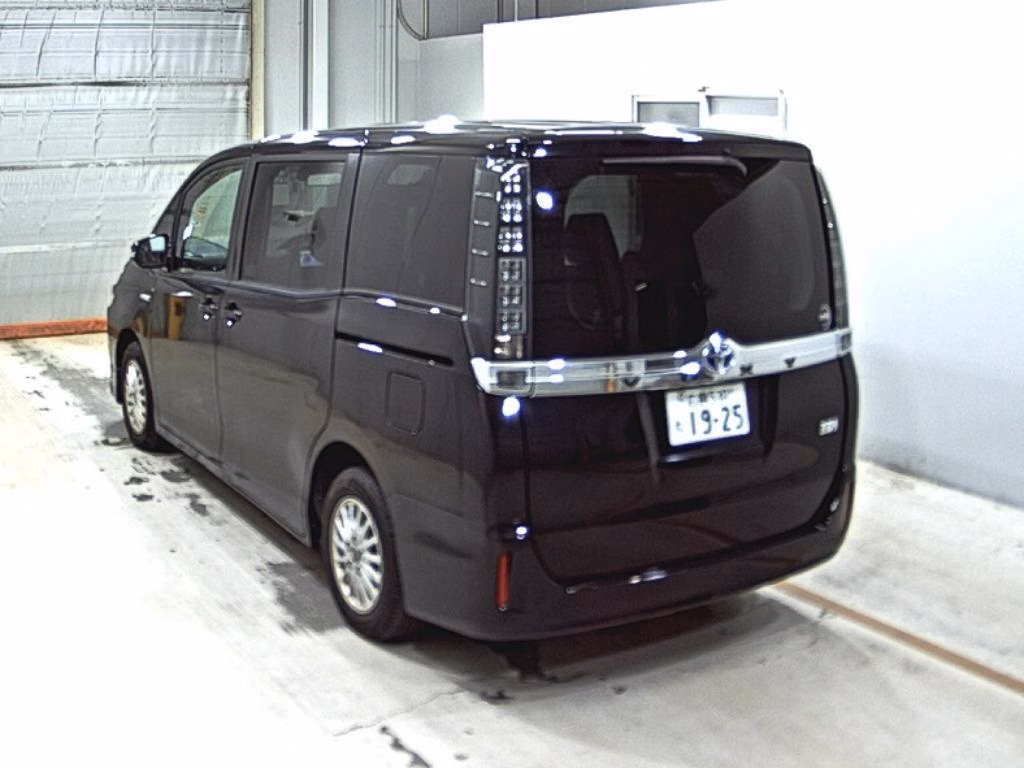 TOYOTA VOXY