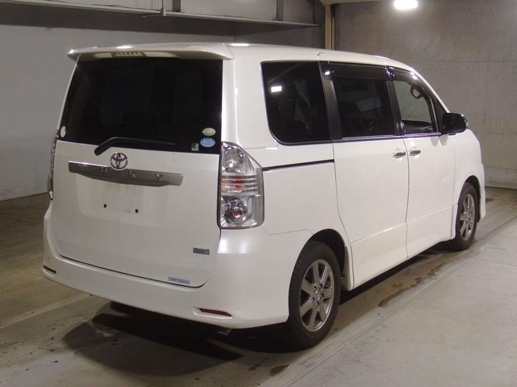 TOYOTA VOXY